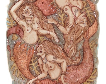 以下が含まれることがあります： 水彩画で描かれた、長い髪をなびかせた3人の人魚。複雑な模様と宝石で飾られています。尾びれは鮮やかなオレンジと赤で、渦巻く青と茶色の背景に溶け込んでいます。