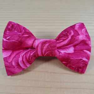 Collar lavable para perro y gato con lazo floral de rosas rosas