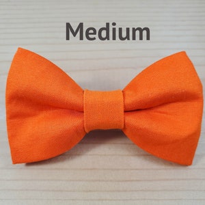 Puede incluir: Pajarita naranja, etiquetada como "Medium".