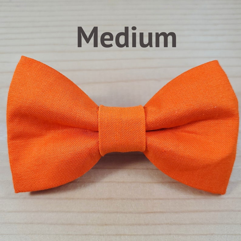 Puede incluir: Pajarita naranja, etiquetada como "Medium".