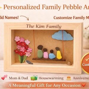 Può includere: Arte di ciottoli per famiglie personalizzato in una cornice di legno. L'arte presenta una famiglia di cinque persone su un'altalena, una nuvola blu e fiori. Il testo recita "The Kim Family" e "Completamente personalizzabile."