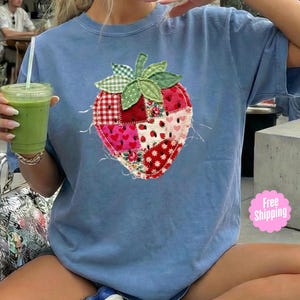 Comfort Colors® Patchwork (faux) Erdbeer-T-Shirt, gestepptes Bauernhaus-Beeren-T-Shirt, Cottagecore-Stil