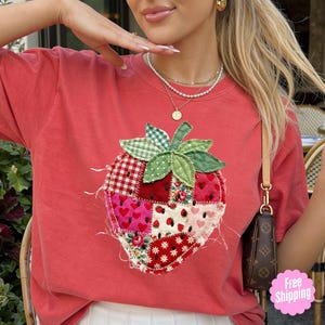 Puede incluir: Una taza de cerámica blanca con asa negra y el texto "But First, Coffee" en estilo manuscrito. La taza es para bebidas calientes y tiene un acabado brillante.