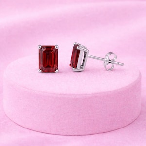 Op de afbeelding: Een witte keramische mok met een zwart handvat en de tekst "But First, Coffee" in een zwarte, handgeschreven lettertype. De mok staat op een wit oppervlak.