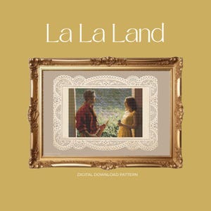 Puede incluir: Imagen enmarcada de "La La Land" con un hombre con camisa roja y una mujer con vestido amarillo. El marco dorado tiene detalles ornamentales y la imagen está rodeada por un borde de encaje. El texto "La La Land" está en la parte superior.