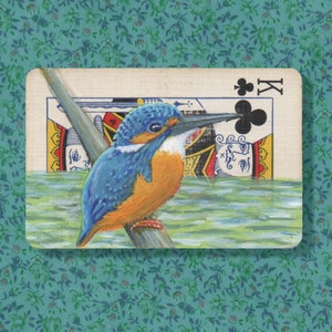 Pintura em miniatura personalizada em uma carta de baralho vintage. ACEOs exclusivos pintados à mão feitos de cartas de baralho alteradas