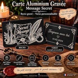 Peut inclure: Deux cartes rectangulaires en aluminium noir avec des motifs gravés au laser. Le recto présente une bougie, un parchemin avec le texte Secret Message, une plume, un encrier et une loupe. Le verso affiche le texte Toujours avec toi et 14.02.2024.