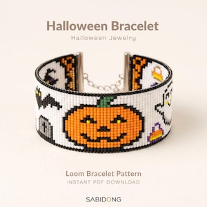 Könnte beinhalten: Ein Perlenarmband mit weißem Hintergrund und einem wiederkehrenden Halloween-Muster, das einen orangefarbenen Kürbis, eine schwarze Fledermaus, ein weißes Gespenst, einen grauen Grabstein, einen Hexenhut und Zuckermais-Bonbons zeigt.