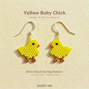 Pode incluir: Um par de brincos pendentes com pingentes de pintinho amarelo feitos de pequenas contas quadradas. Cada pintinho tem um olho preto minúsculo, um bico laranja e pés laranjas. Os brincos pendem de ganchos de metal prateado. Texto: Yellow Baby Chick, Easter & Spring Jewelry, Brick Stitch Earring Pattern, INSTANT PDF DOWNLOAD, SABIDONG.