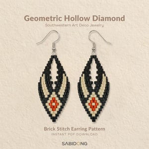 Può includere: Un paio di orecchini geometrici a forma di diamante cavo con un motivo a punto mattone in perline nere, crema e arancioni. Il testo Geometric Hollow Diamond, Southwestern Art Deco Jewelry, Brick Stitch Earring Pattern e SABIDONG è visibile.