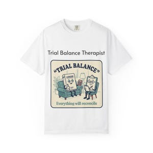 Può includere: T-shirt bianca con un'illustrazione a cartoni animati. La grafica mostra un libro mastro e un appunti in una seduta di terapia, con il testo "Trial Balance Therapist" e "Everything will reconcile."