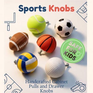 Könnte beinhalten: Sechs kugelförmige Schrankknöpfe in Form von Sportbällen, darunter ein Tennisball, Fußball, Football, Basketball, Volleyball und Golfball. Der Text lautet Sports Knobs, Safe For Kids und Handcrafted Cabinet Pulls and Drawer Knobs.