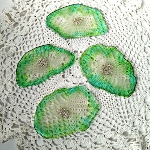 Set aus vier handgefertigten Untersetzern im Geodenstil mit grünen und silbernen, organischen Formen aus Epoxidharz