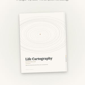 Puede incluir: Un cuaderno blanco titulado "Life Cartography" con un dise&ntilde;o minimalista. La portada presenta l&iacute;neas grises conc&eacute;ntricas y el texto "Want to Go Deeper?" y "54 pages &bull; 5 phases &bull; The complete methodology". El cuaderno es de Precise Pursuits.