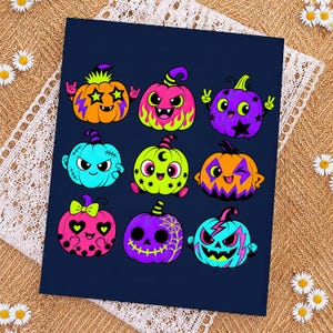 Puede incluir: Una impresi&oacute;n rectangular de color azul oscuro con nueve calabazas de dibujos animados en colores ne&oacute;n vibrantes. Las calabazas muestran diversas expresiones y patrones, incluyendo estrellas, rayos, telara&ntilde;as y lunares, en una cuadr&iacute;cula.