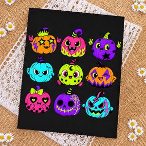 Puede incluir: Una impresi&oacute;n rectangular negra que presenta nueve calabazas de dibujos animados coloridas con diversas expresiones y patrones, incluyendo ojos en forma de estrella, rayos, telara&ntilde;as y colores ne&oacute;n brillantes como naranja, rosa, morado, verde y azul.
