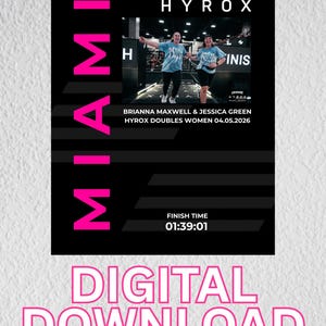 Könnte beinhalten: Digitaler Download-Grafik mit dem Wort "MIAMI" in Pink und "HYROX" oben. Zwei Frauen laufen in einem Fitnessstudio. Text enthält "BRIANNA MAXWELL & JESSICA GREEN HYROX DOUBLES WOMEN 04.05.2026" und "FINISH TIME 01:39:01".