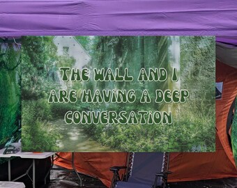 La pared y yo estamos teniendo una conversación profunda Bandera / Decoración hippie para el hogar / Tótem rave / Festival de música