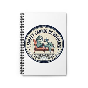 Puede incluir: Un cuaderno de espiral blanco con un gráfico circular de un perezoso descansando en una silla mientras sostiene una taza de café. El texto "I SIMPLY CANNOT BE BOTHERED" está impreso en un borde circular azul oscuro que rodea la ilustración.
