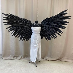 Grote zwarte engelenvleugels, schuimrubberen kostuumvleugels, gigantische cosplayvleugels, gotische engelenvleugels, Halloweenkostuum, fantasiefotoprop, festivalvleugels