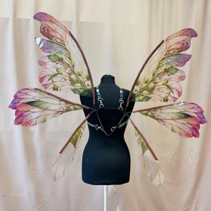 Große, rosafarbene Feenflügel für Fotoshootings, handgefertigte Fantasieflügel, schimmernde Blumenflügel, ätherisches Feenkostüm für Damen