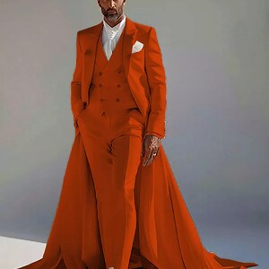 Puede incluir: Un llamativo traje naranja con una larga cola. El conjunto incluye una americana, un chaleco y un pantal&oacute;n. La persona lleva una camisa blanca y botas blancas. El traje es una audaz declaraci&oacute;n de moda.