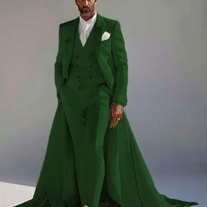 Puede incluir: Un traje de tres piezas verde esmeralda con una larga cola. El traje incluye una americana, un chaleco y un pantal&oacute;n. El modelo lleva una camisa blanca y botas blancas. Un pa&ntilde;uelo blanco est&aacute; en el bolsillo de la americana.