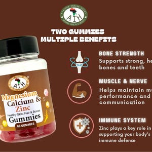 Op de afbeelding: Een flesje Magnesium Calcium & Zink Gummies, met de tekst "Healthy Skin, Hair & Bones". Het etiket bevat ook de tekst "Two Gummies, Multiple Benefits". De fles bevat 60 gummies en staat op een bruine achtergrond.