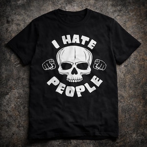 Puede incluir: Camiseta negra con un diseño blanco de una calavera y puños. El texto "I HATE PEOPLE" está impreso encima y debajo de la calavera. El diseño está centrado en la camiseta.