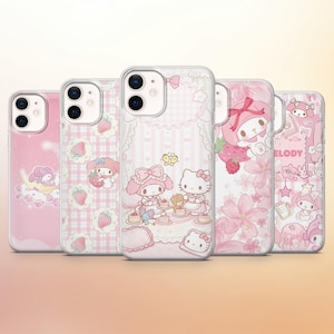 Puede incluir: Cinco fundas rosas para tel&eacute;fono con varios dise&ntilde;os que presentan personajes de dibujos animados, fresas y estampados florales. Las fundas tienen un borde transparente y un acabado brillante, mostrando una est&eacute;tica linda y juguetona.
