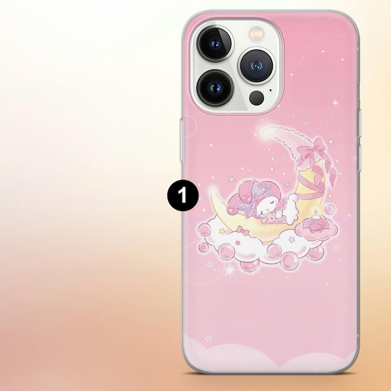 Puede incluir: Funda de tel&eacute;fono rosa con una ilustraci&oacute;n de dibujos animados de un conejito durmiendo en una luna creciente y nubes. El dise&ntilde;o incluye estrellas y un lazo, sobre un fondo rosa claro. La funda tiene un borde transparente y un recorte para la c&aacute;mara.