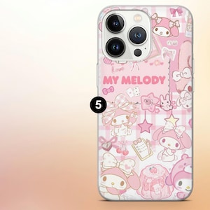 Puede incluir: Una funda de tel&eacute;fono rosa con un dise&ntilde;o de My Melody, que incluye personajes, lazos y otras ilustraciones. Las palabras "MY MELODY" est&aacute;n impresas en rosa. La funda est&aacute; dise&ntilde;ada para un smartphone.