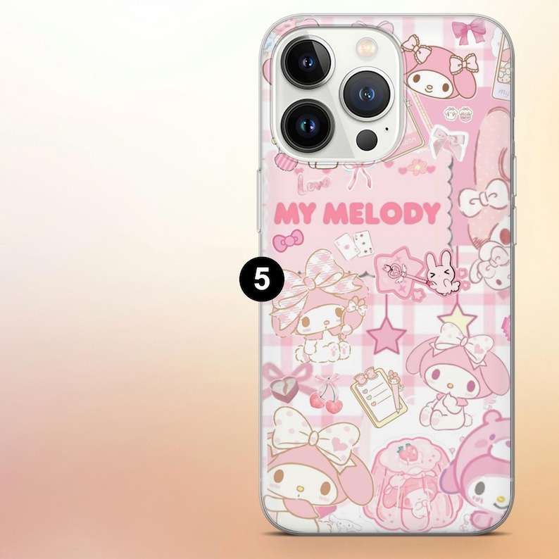 Puede incluir: Una funda de tel&eacute;fono rosa con un dise&ntilde;o de My Melody, que incluye personajes, lazos y otras ilustraciones. Las palabras "MY MELODY" est&aacute;n impresas en rosa. La funda est&aacute; dise&ntilde;ada para un smartphone.