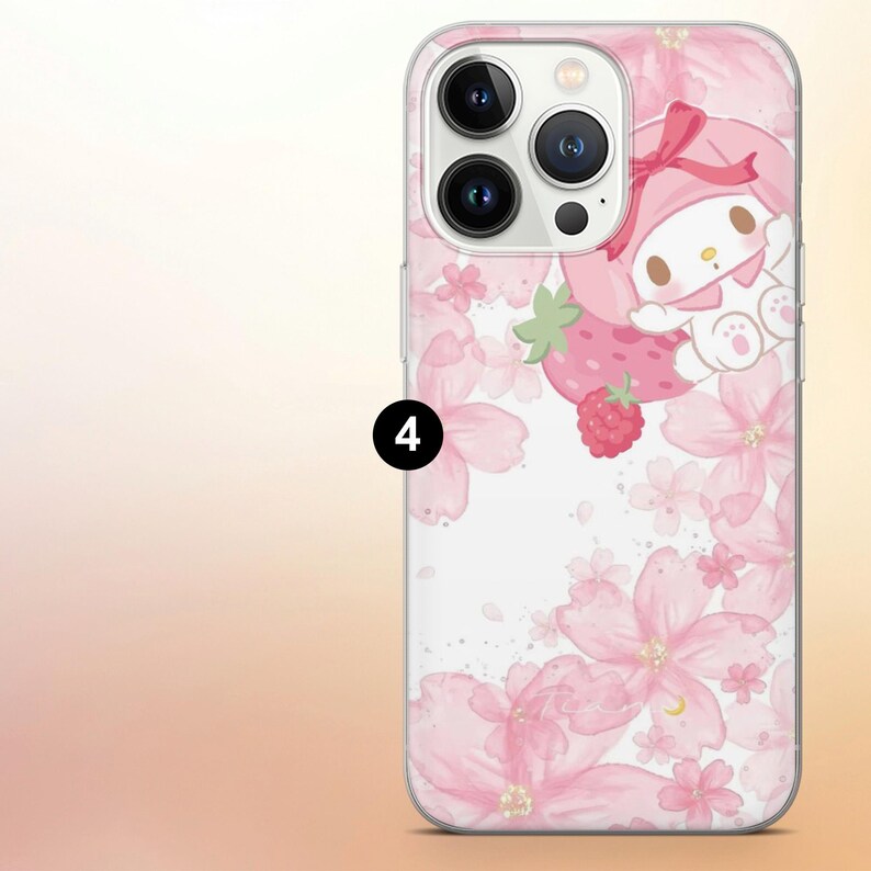 Puede incluir: Funda transparente para tel&eacute;fono con un dise&ntilde;o floral rosa y un personaje de dibujos animados con un gorro rosa que sostiene una fresa. La funda tiene un fondo blanco y el n&uacute;mero 4 en un c&iacute;rculo negro.