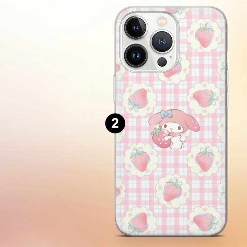 Puede incluir: Una funda transparente para tel&eacute;fono con un estampado de cuadros rosa y ilustraciones de fresas y personajes. La funda presenta un personaje de dibujos animados sosteniendo una fresa. La funda est&aacute; dise&ntilde;ada para un smartphone.