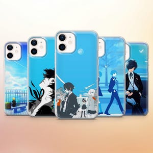 Op de afbeelding: Een verzameling van vijf telefoonhoesjes met illustraties in anime-stijl. Elke hoes heeft een ander ontwerp, met personages en scènes tegen een blauwe lucht. De hoesjes zijn gemaakt van transparant plastic.