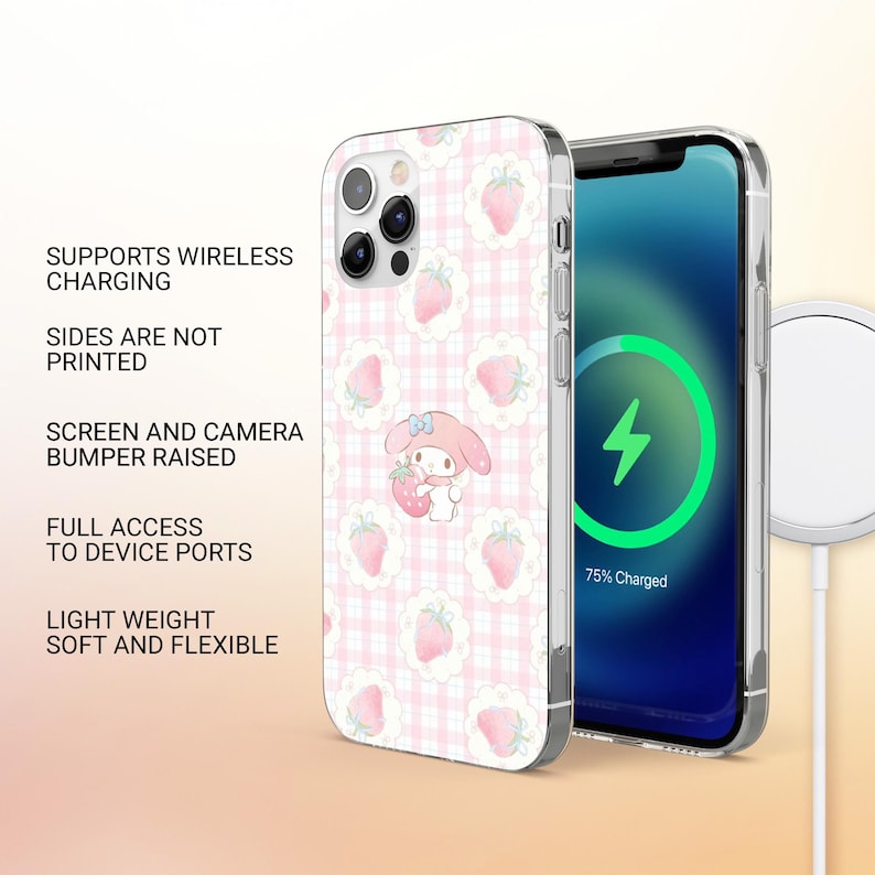 Puede incluir: Una funda de tel&eacute;fono con un estampado de cuadros rosas y ilustraciones de fresas. La funda presenta un personaje de dibujos animados sosteniendo una fresa. La pantalla del tel&eacute;fono muestra un s&iacute;mbolo de carga. El texto en la funda dice: Admite carga inal&aacute;mbrica, Los lados no est&aacute;n impresos, Parachoques de pantalla y c&aacute;mara elevados, Acceso completo a los puertos del dispositivo, Ligero, suave y flexible.