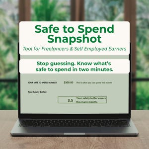 以下が含まれることがあります： ノートパソコンには、フリーランスや自営業者向けの「Safe to Spend Snapshot」ツールが表示されています。画面には、安全な支出額276,00ユーロと3.5ヶ月の安全バッファが表示されています。テキストは「推測をやめましょう」と書かれています。
