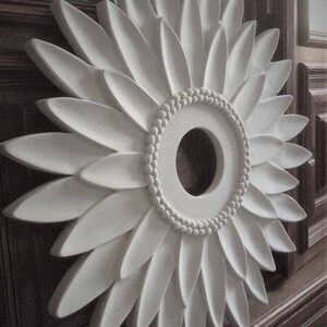 Sunflower Ceiling Medallion: White Flower Decor by Marie Ricci bild 4
