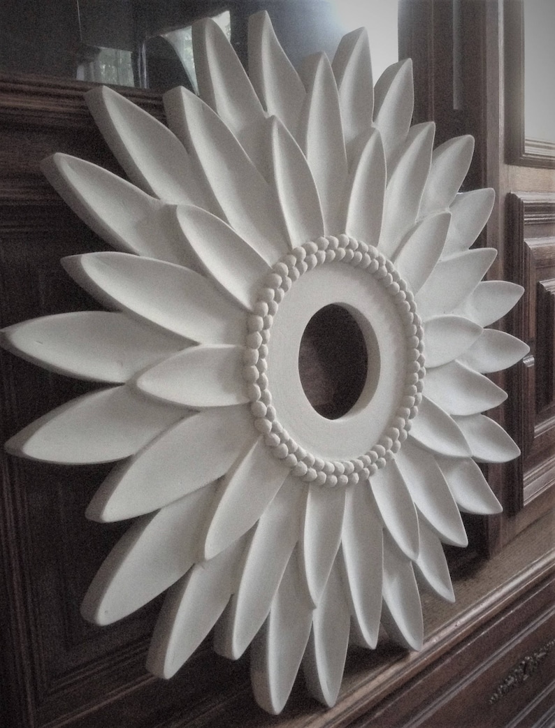 Sunflower Ceiling Medallion: White Flower Decor by Marie Ricci bild 4