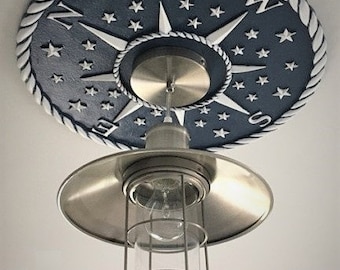 Medallón de techo con rosa de los vientos: decoración náutica en azul marino y blanco