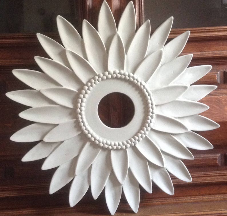 Sunflower Ceiling Medallion: White Flower Decor by Marie Ricci bild 3