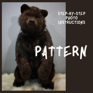 Puede incluir: Un oso de peluche marrón con apariencia realista, sentado. El oso tiene pelaje marrón oscuro y una cara detallada. La palabra "PATTERN" se muestra en texto blanco. El fondo incluye "STEP-BY-STEP PHOTO INSTRUCTIONS".