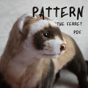 Puede incluir: Un peluche de hurón con pelaje marrón, blanco y negro. La cabeza del hurón está girada hacia un lado, y la imagen incluye el texto "PATTERN THE FERRET PDF" en letras negras.
