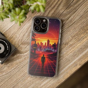 Può includere: Custodia trasparente per telefono con un design di paesaggio urbano retrò. L'opera d'arte raffigura una persona che cammina verso uno skyline sotto un cielo al tramonto. Palme e un motivo a griglia esaltano l'estetica.