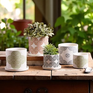 Puede incluir: Un juego de tres tazas de cerámica con un acabado moteado y mate. Las tazas son de color crema, gris claro y gris oscuro. Cada taza tiene un diseño simple y minimalista, ideal para café o té.