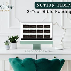 Pode incluir: Um computador de mesa exibe um modelo Notion para um Plano de Leitura da Bíblia de 2 anos. A tela mostra uma grade de módulos. A mesa é branca, com uma cadeira verde e duas plantas em vasos. O texto "Trusting Tomorrow" está no canto superior esquerdo.