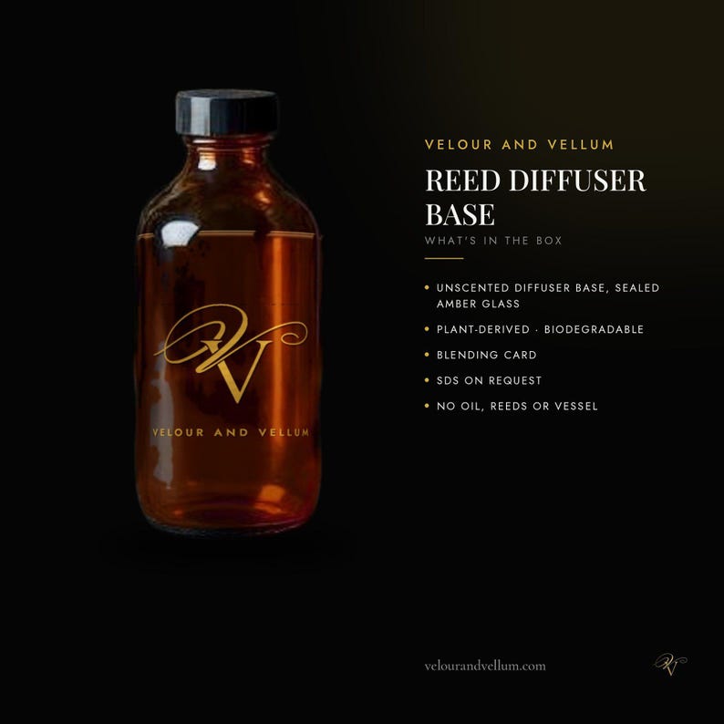 Puede incluir: Una botella de vidrio &aacute;mbar con tapa negra, etiquetada como Velour and Vellum Reed Diffuser Base. El texto enumera el contenido: base de difusor sin aroma, de origen vegetal, biodegradable, tarjeta de mezcla, SDS bajo pedido, sin aceite, varillas ni recipiente.