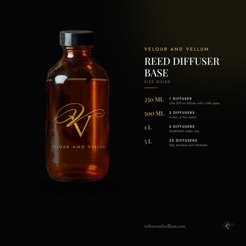 Puede incluir: Una botella de vidrio &aacute;mbar con tapa negra, etiquetada Velour and Vellum Reed Diffuser Base. El texto enumera tama&ntilde;os: 250 ml para 1 difusor, 500 ml para 2, 1 L para 5 y 5 L para 25. El logotipo de la marca es una V dorada estilizada.