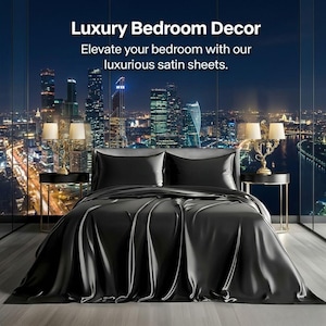 Könnte beinhalten: Ein luxuriöses schwarzes Satin-Bettwäsche-Set wird in einem Schlafzimmer gezeigt. Die Bettwäsche umfasst einen Bettbezug und zwei Kissen. Das Bild zeigt auch zwei Nachttische mit Lampen und einen Blick auf die Stadt durch ein großes Fenster. Der Text lautet "Luxury Bedroom Decor."